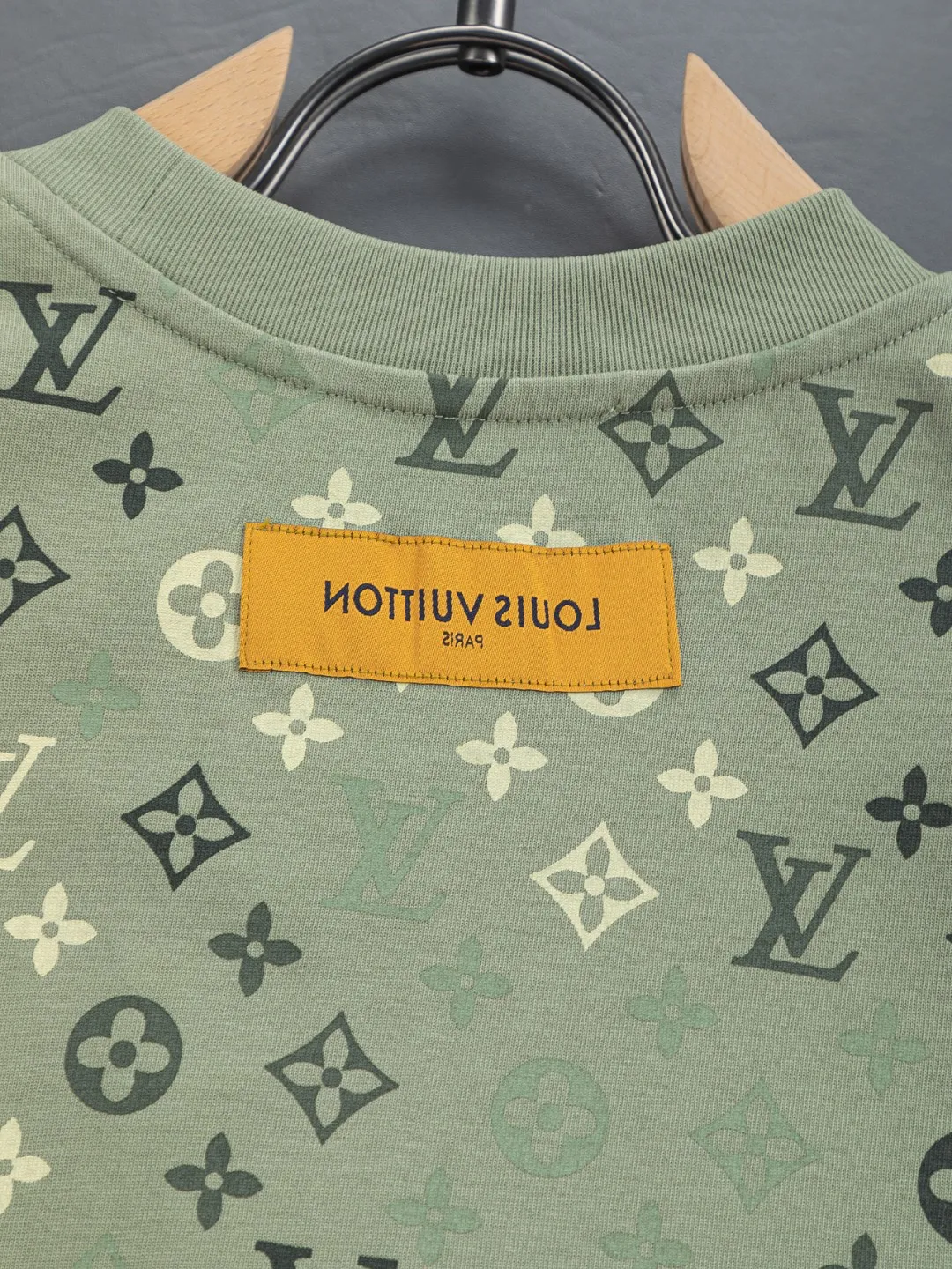 🅿️200 Louis Vuitton 1V LV lv slightly wide version S-XL LV 26ss new products are available at the counter simultaneously. Multiple craftsmanship. Chest patch letters 🪡 embroidery. Back patch letters four-leaf clover 🍀🪡 embroidery. Round neck short-sleeved T-shirt, same style for men and women! Consigned to one-to-one creation. Synchronized with the official website, pure cotton fabrics at the counter! It is close to the skin and comfortable, durable and easy to wear. It has a classic and simple logo design and meticulous original craftsmanship. Short-sleeves, a must-have item for men, do not appear to be the same for the general public, but must be unique and eye-catching. This LV short-sleeve is all about quality, comfort, the same shape and fashion as always, including fabrics and cutting techniques. All of them have been made with great effort! 320 grams of washed pure cotton fabric, pure cotton is breathable, very refreshing and comfortable for daily wear. The rib knitting on the neckline is smooth and tight, and the neckline will not be skewed if you toss it at will. The loose version, you will find that it looks really good on the upper body. The overall is minimalist and neat, super versatile for daily use! Pair it casually with a pair of pants for a youthful look. A T-shirt will make your outfit crazy. It is a fashionable item that can never go wrong! Color: Green Blue Purple Size: S-XL Size chart: S: Shoulder width 50-Bust 56-Length 70 M: Shoulder width 52-Bust 57-Length 72 L: Shoulder width 54-Bust 59-Length 74 XL: Shoulder width 56-Bust 62-Length 76